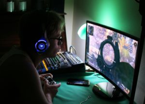 Jugador con auriculares haciendo streaming de videojuego.