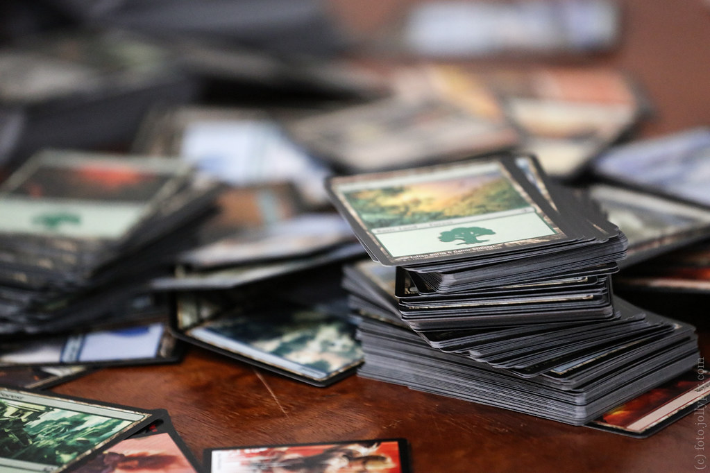 Cartas Magic: The Gathering sobre mesa