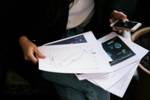 Persona analizando métricas y gráficos