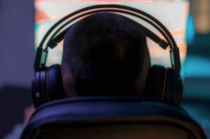 Jugador con auriculares gaming