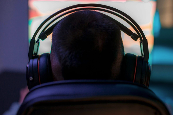 Jugador con auriculares gaming