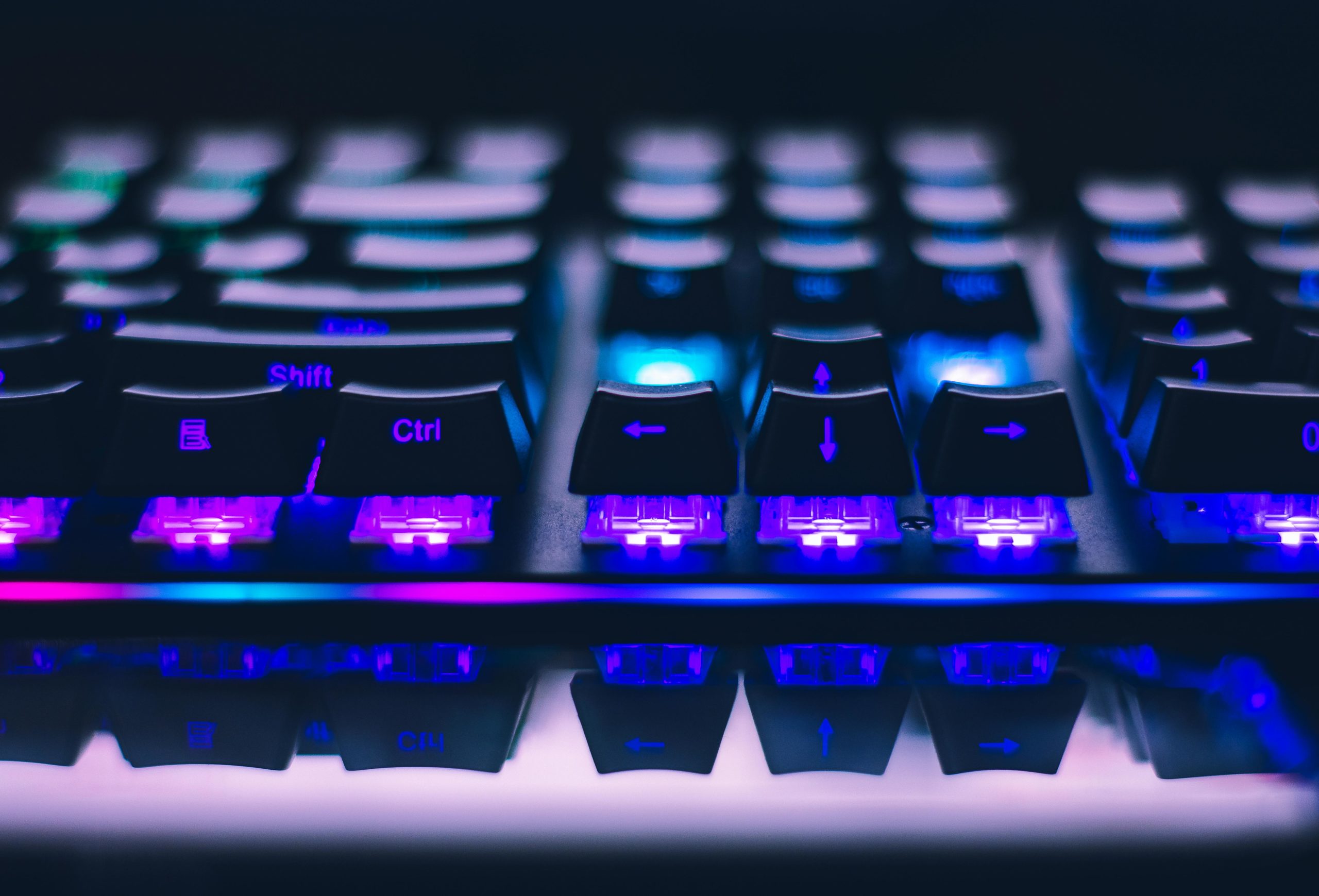 Teclado RGB en entorno gamer